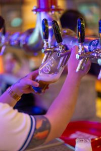 Bia tươi được rót từ vòi tại Brewhaha